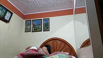 mi esposo me ofrece como puta a su amigo maduro por plata!