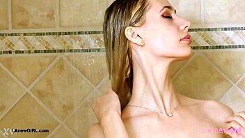ELEGANT BLONDE TEEN SHOWERING NAKED AFTER CASTING!
