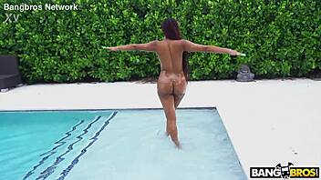 Tropical Dream Girl's Shaved Pussy Secrets