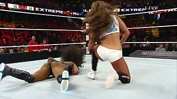 Nikki Bella VS Naomi in EXTREME RULES Clash 2015