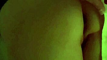 😈 horny arab milf gets pounded hard on bed night after night 🔥