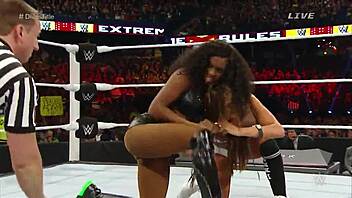 Nikki Bella VS Naomi in EXTREME RULES Clash 2015