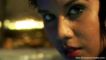 Seductive Indian Beauty Teases Nude With Erotic Dance Moves