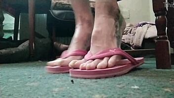 huge talons on sexy curvy feet drive me wild