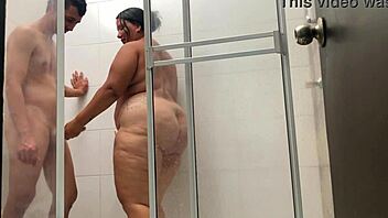 mi prima depilándome en el baño con rough creampie