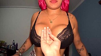 duas gostosas maju e milena bagunçam com peitos e bucetas na casa dos sonhos