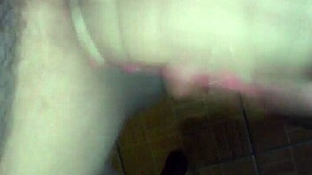 amateur hotel slut loves sucking huge amateur cock