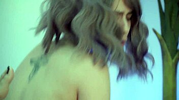 Super wet lesbians toy pussies in shower 💦👭