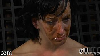 strippin inside tiny steel cage ughh 😩🔒