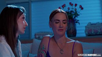 Siri Dahl and Lexi Luna scissor hotly 😘👩‍❤️‍💋‍👩
