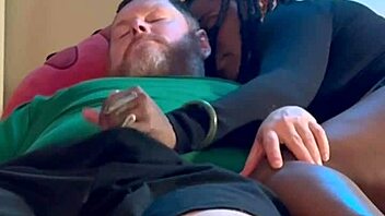 Ebony amateur slurps and rides white cock in hood bedroom