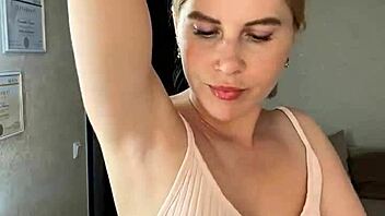Sugarnadya teases armpits with horny waxing fetish closeup