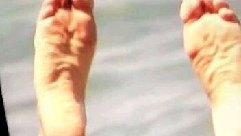 Cumming hard on Cameron Diaz's sexy feet