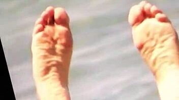 Cumming hard on Cameron Diaz's sexy feet