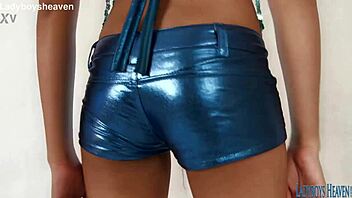 Thai ladyboy Pinky teases solo with sexy moves 💋