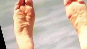 Cumming hard on Cameron Diaz's sexy feet