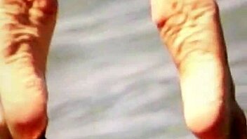 Cumming hard on Cameron Diaz's sexy feet