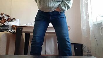 secretary masturbates in jeans to relax at work