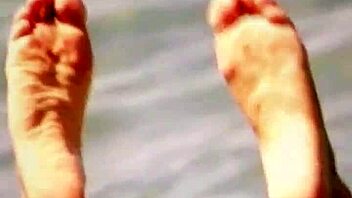 Cumming hard on Cameron Diaz's sexy feet