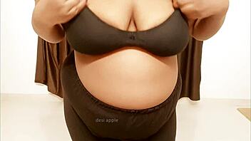 Sexy Indian Jharkhand girl flaunts her big tits