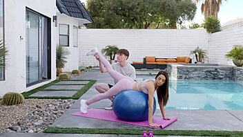 Personal Trainer Pounds Eva Long's Tight Pussy With Monster Cock Endurance Test