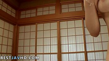 Nao Mizuki's Mind-Blowing Handjob Tease!