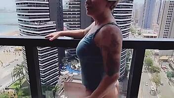 quem curte me ver chupando essa rola grande e preta na praia