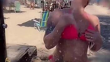quem curte me ver chupando essa rola grande e preta na praia