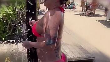 quem curte me ver chupando essa rola grande e preta na praia