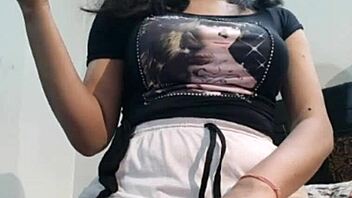 sexy indian girl delivers hot live pussy fucking action