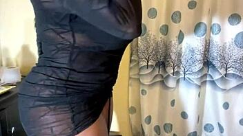 thick ebony slut toys huge pussy and booty solo