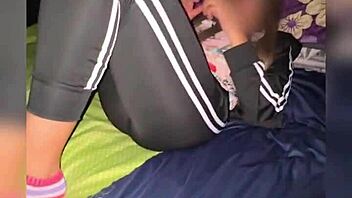mi hermanastra t�mida no puede dejar de chupar mi vergota enorme