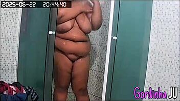 Hidden cam catches busty BBW milf bathing her curves 🛁💦🔥