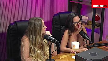 morena safada chupando as amigas' big tits and shaved pussy