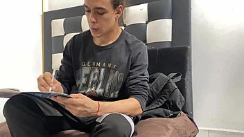 dándole verga a mi dulce vecina sumisa en su dorm después de ser descubierto