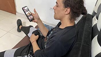 dándole verga a mi dulce vecina sumisa en su dorm después de ser descubierto