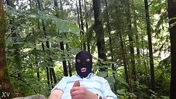 Wanking hard in rainy outdoor cruising spot 😈🌧️