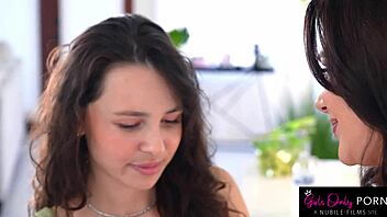 Petite Roommates Liz Jordan Lick Shaved Pussies Vibrator Toys