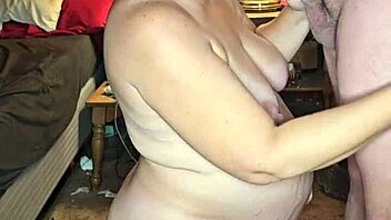 9 months pregnant milf slurps huge cock 😍💦