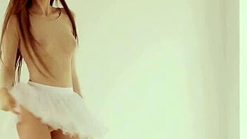 Flexible Latvian Milf Ballerina Ilvy Kokomo Poses Nude