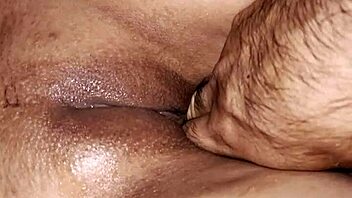 me chupando mis dedos antes de dedear profundo la vagina cachonda de frida