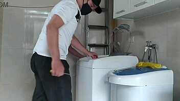 Dona de casa curvy Brazilian milf flashes her huge tanned tits and wet shaved pussy to the technician