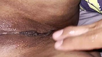me chupando mis dedos antes de dedear profundo la vagina cachonda de frida