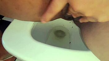 sitting on the toilet rubbing my dirty pussy 💦🚽😈