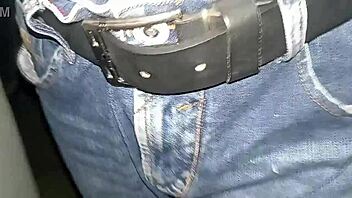 Primera vez orinando en pantalón jean, ¿te excita verme mojada así?