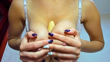 big tits brunette stuffs dildo in juicy shaved pussy 💦🍆😩