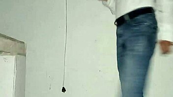 Primera vez orinando en pantalón jean, ¿te excita verme mojada así?