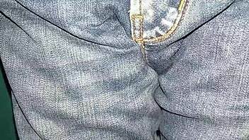 Primera vez orinando en pantalón jean, ¿te excita verme mojada así?