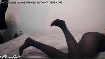 Her irresistible nylon legs in leggings drive me wild!