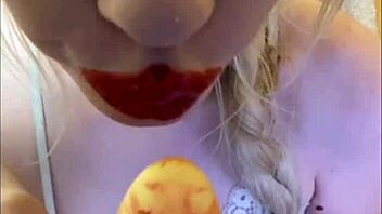 Hey, isn't Elza Kom's sexy dance and suck super hot?